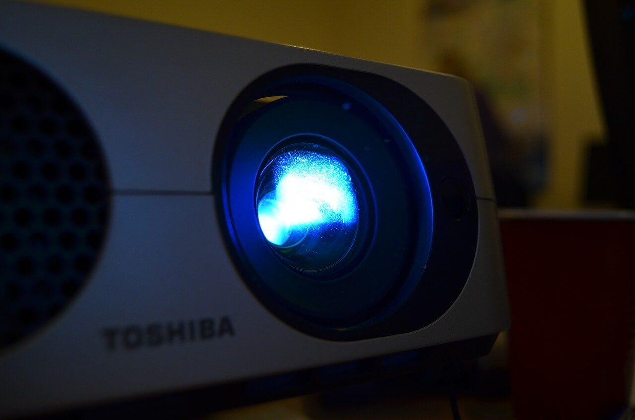 LEDプロジェクターとは │ メリットとデメリット・他製品との比較