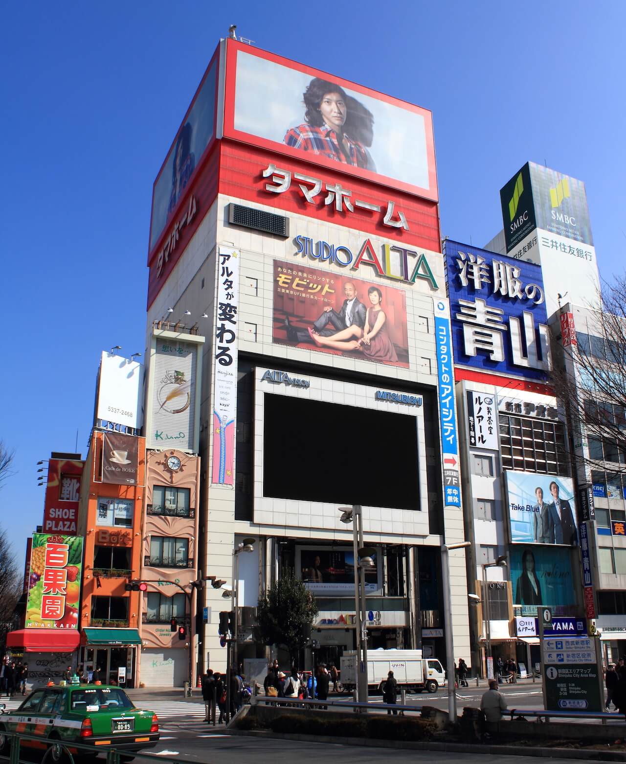 LEDビジョンとデジタルサイネージの違いは? 事例や導入方法、おすすめの人なども解説!