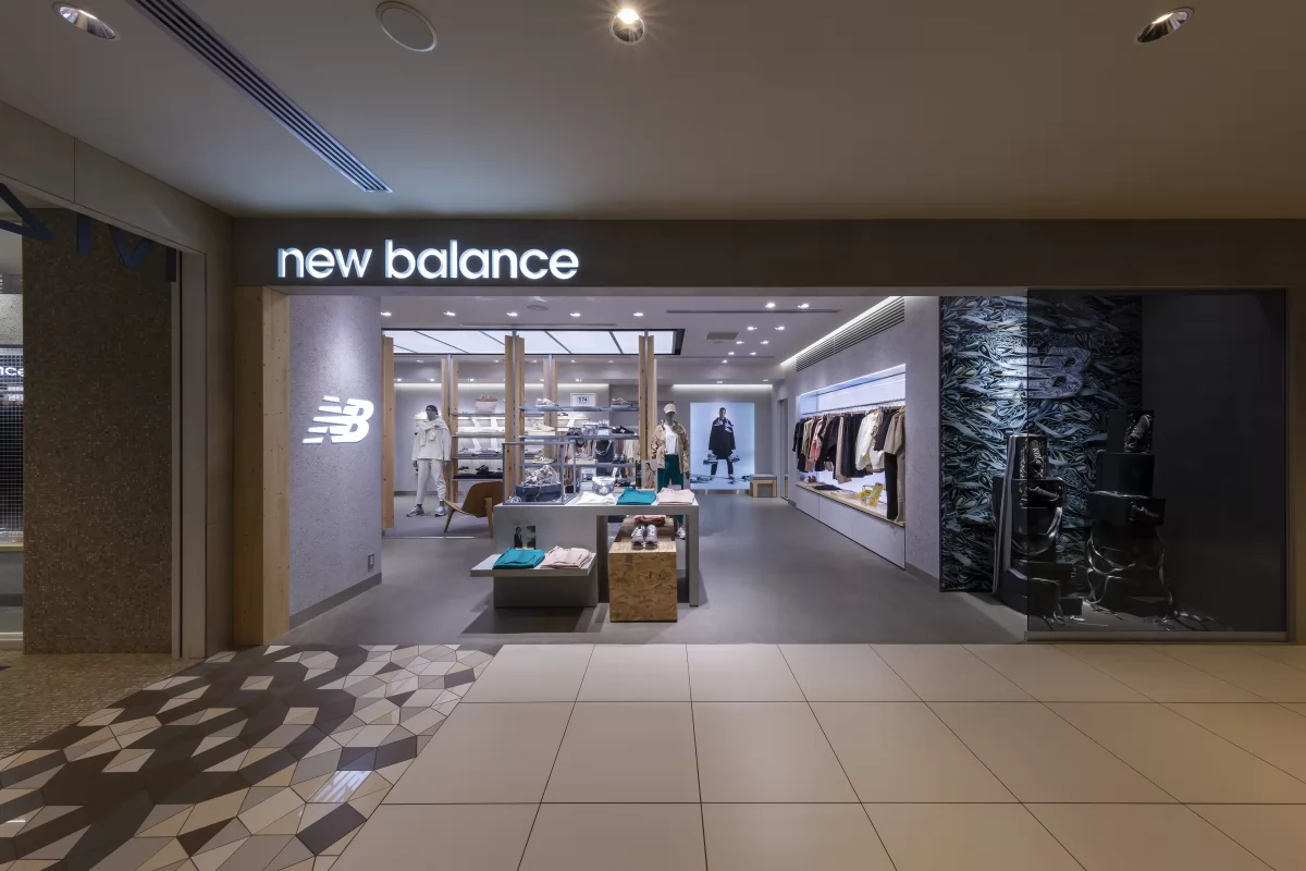 new balanceNEWoman新宿