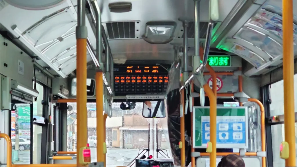 バス車内
