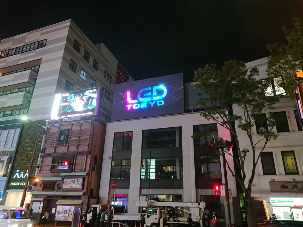 LED TOKYOの設置事例_赤坂門市場ビルのLEDビジョン