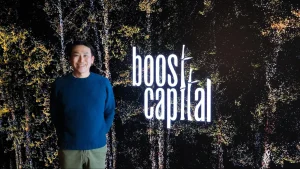 ブーストキャピタル麻布台オフィスのLEDビジョンと小澤隆生