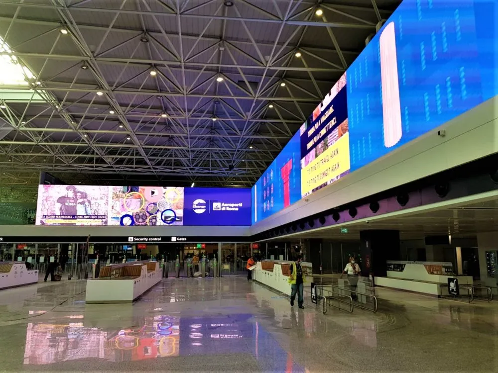 フィウミチーノ空港の
L字型LEDビジョン